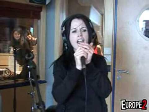 Dolores O'Riordan - Go your own way (Live on Europe2) thumbnail