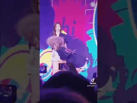 Yeji’s reaction when Ryujin do that sexy move #ryeji #itzy #ryujin #yeji thumbnail