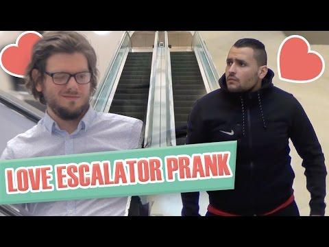 Pranque : coup de foudre entre hommes en escalator / Love escalator prank (G. Guillotin, J. Demayo) thumbnail