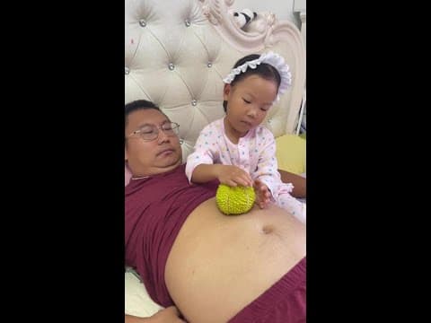 Potong buah labu mainan di tubuh ayah  #kehidupan sehari-hari seorang ayah dan anak perempuan