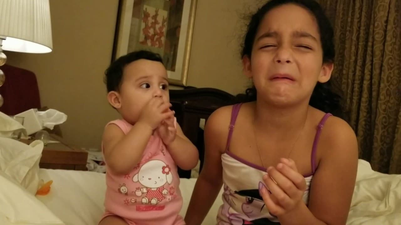 Bebรช de 8 meses chora ao ver sua irmรฃ chorar